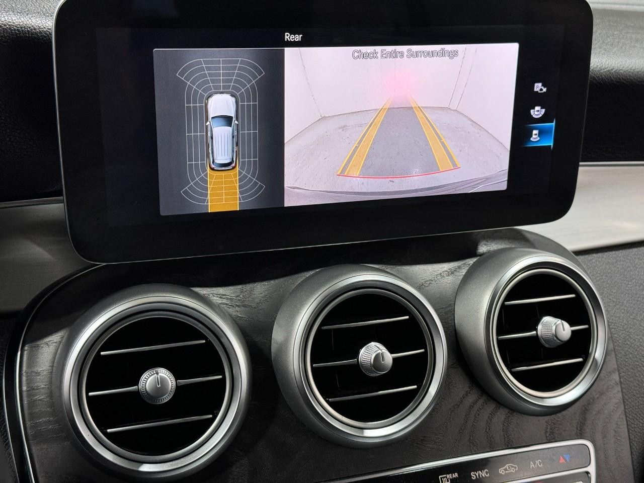 Mercedes-Benz GLC Vehicle Full-screen Gallery Image 35