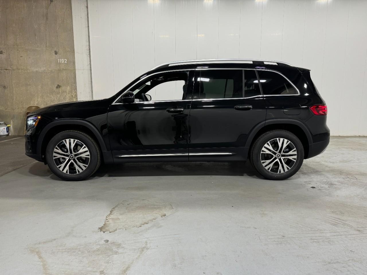 Mercedes-Benz GLB Vehicle Full-screen Gallery Image 2