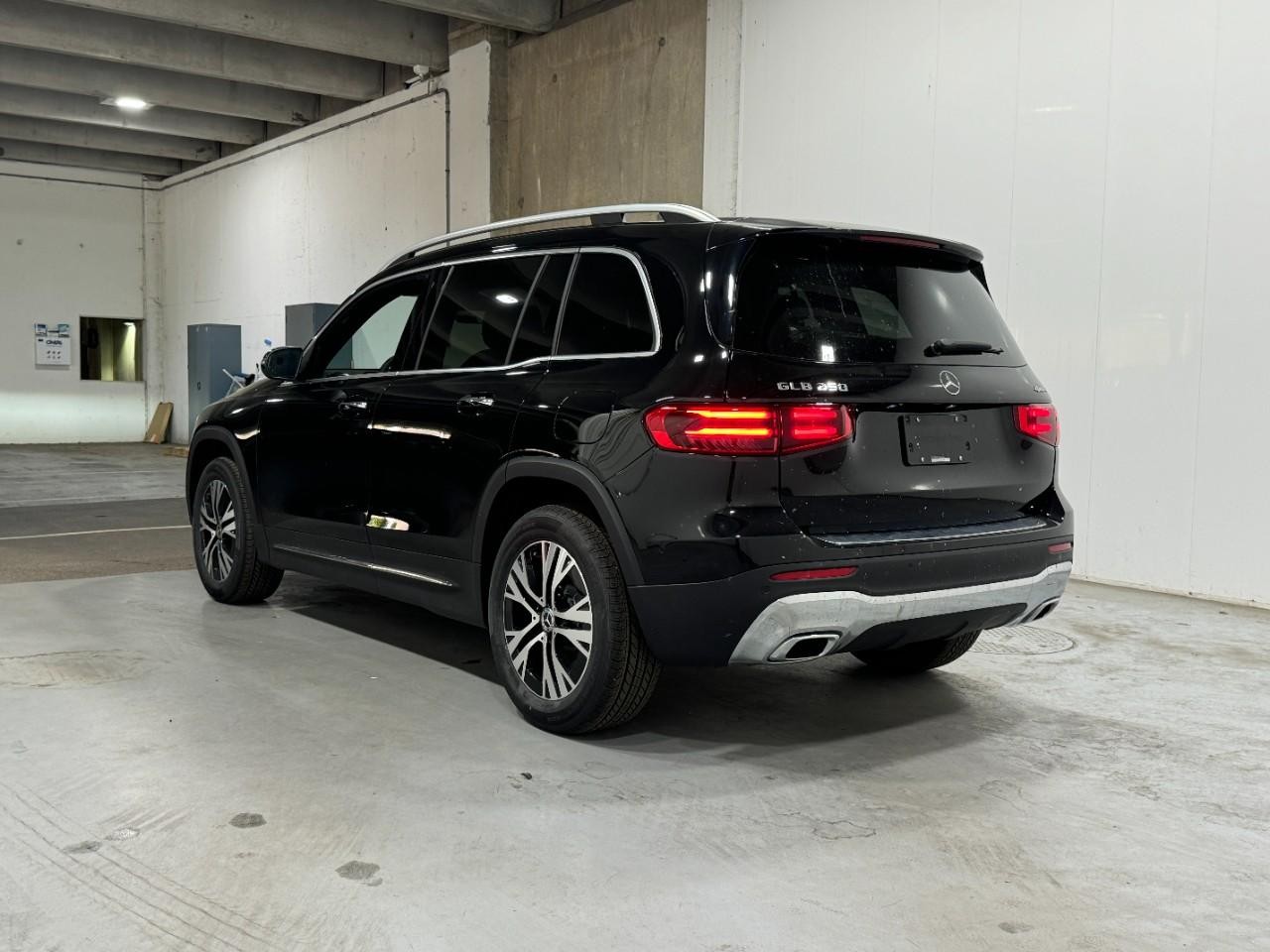 Mercedes-Benz GLB Vehicle Full-screen Gallery Image 3