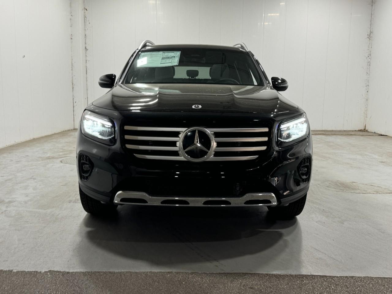 Mercedes-Benz GLB Vehicle Full-screen Gallery Image 7