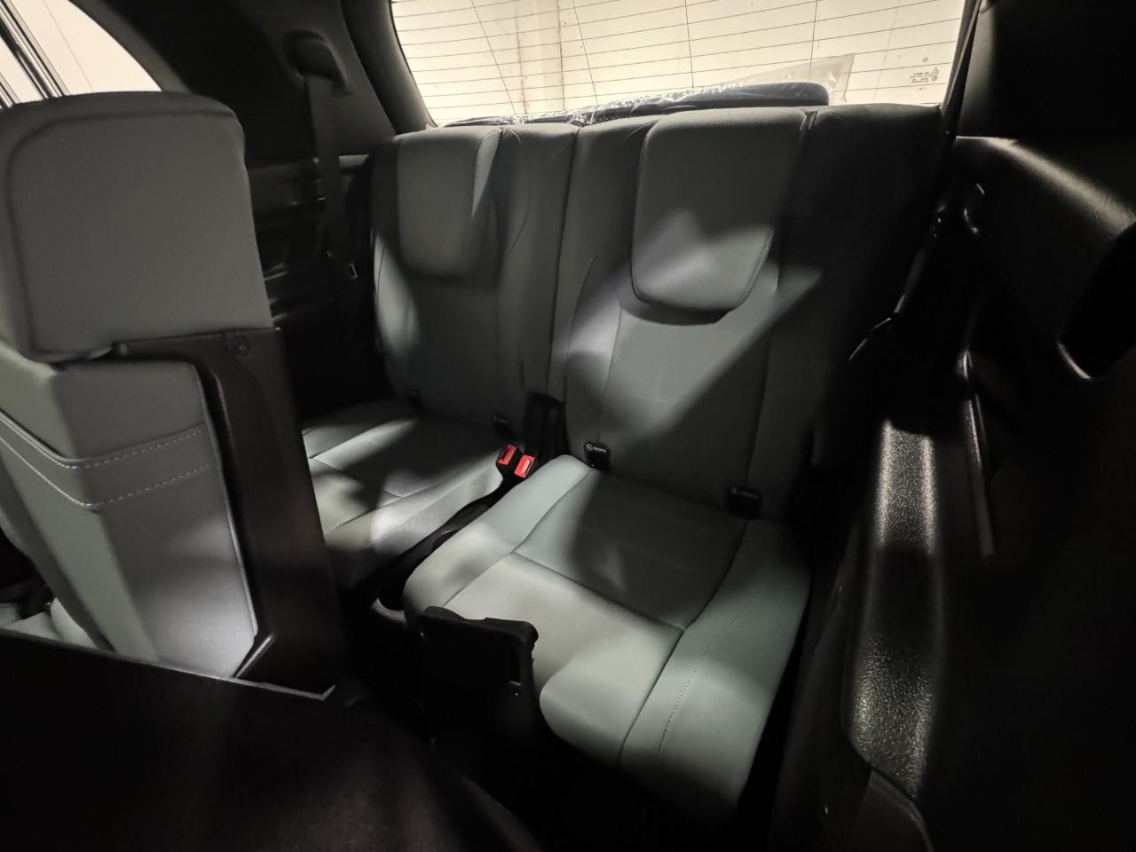 Mercedes-Benz GLB Vehicle Full-screen Gallery Image 8