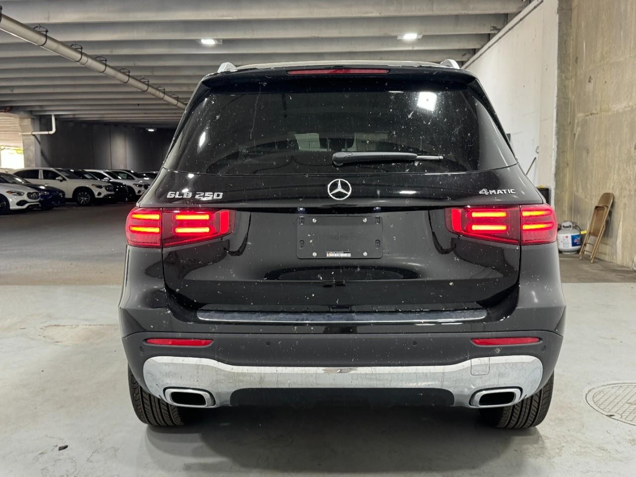 Mercedes-Benz GLB Vehicle Full-screen Gallery Image 10