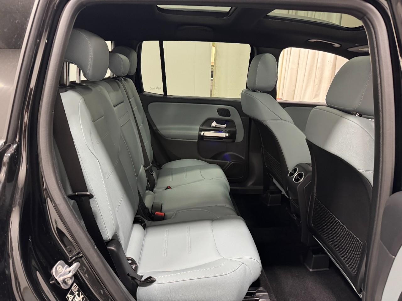 Mercedes-Benz GLB Vehicle Full-screen Gallery Image 12