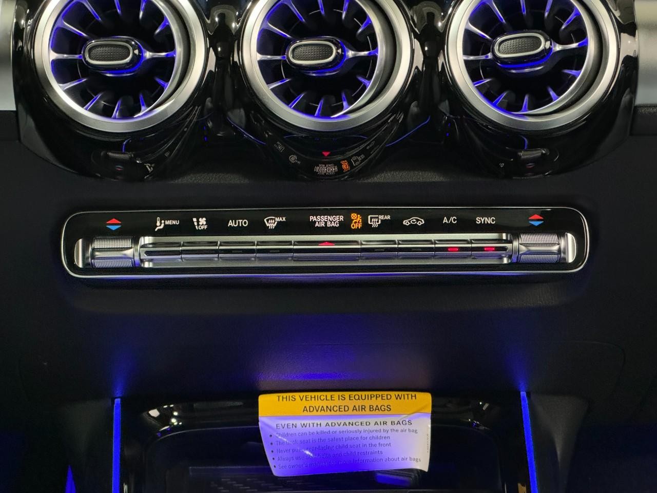 Mercedes-Benz GLB Vehicle Full-screen Gallery Image 17