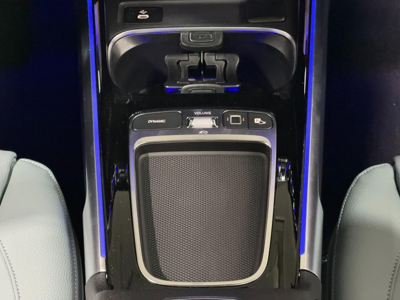 Mercedes-Benz GLB Vehicle Full-screen Gallery Image 18