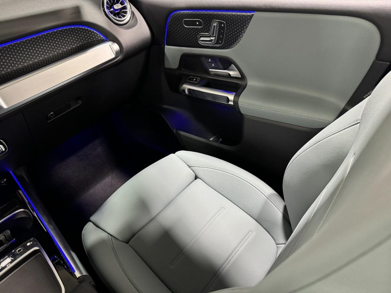 Mercedes-Benz GLB Vehicle Full-screen Gallery Image 19