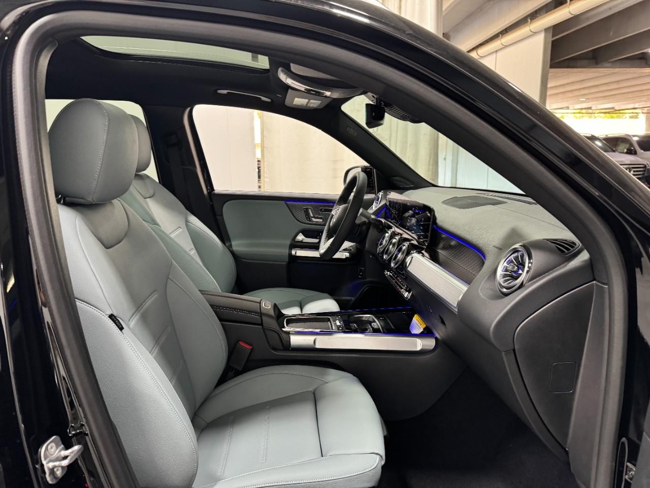 Mercedes-Benz GLB Vehicle Full-screen Gallery Image 20