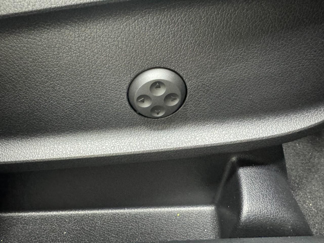 Mercedes-Benz GLB Vehicle Full-screen Gallery Image 22