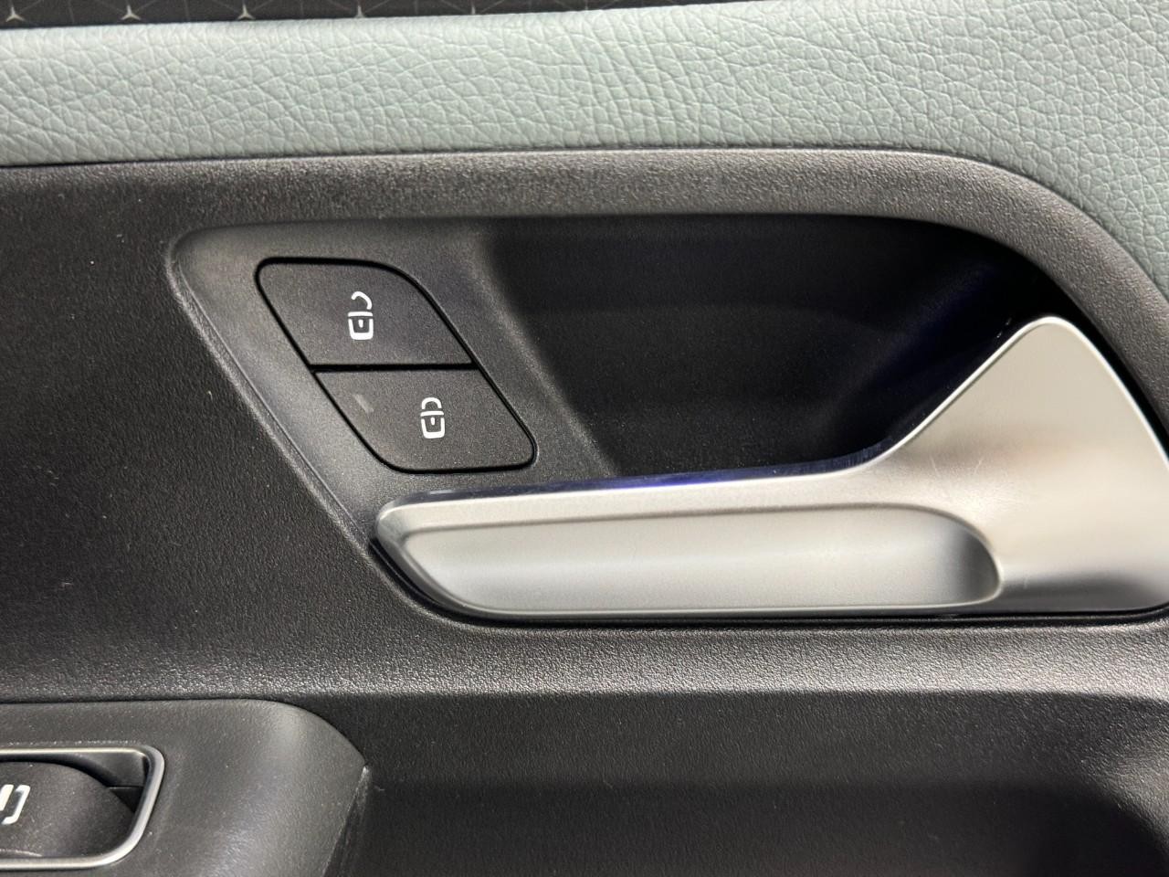 Mercedes-Benz GLB Vehicle Full-screen Gallery Image 24