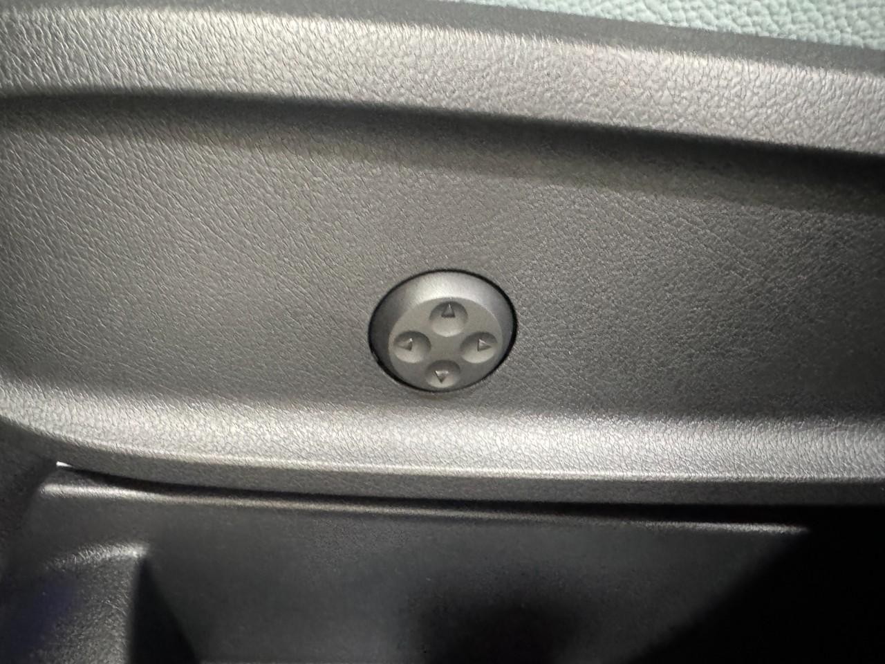 Mercedes-Benz GLB Vehicle Full-screen Gallery Image 32