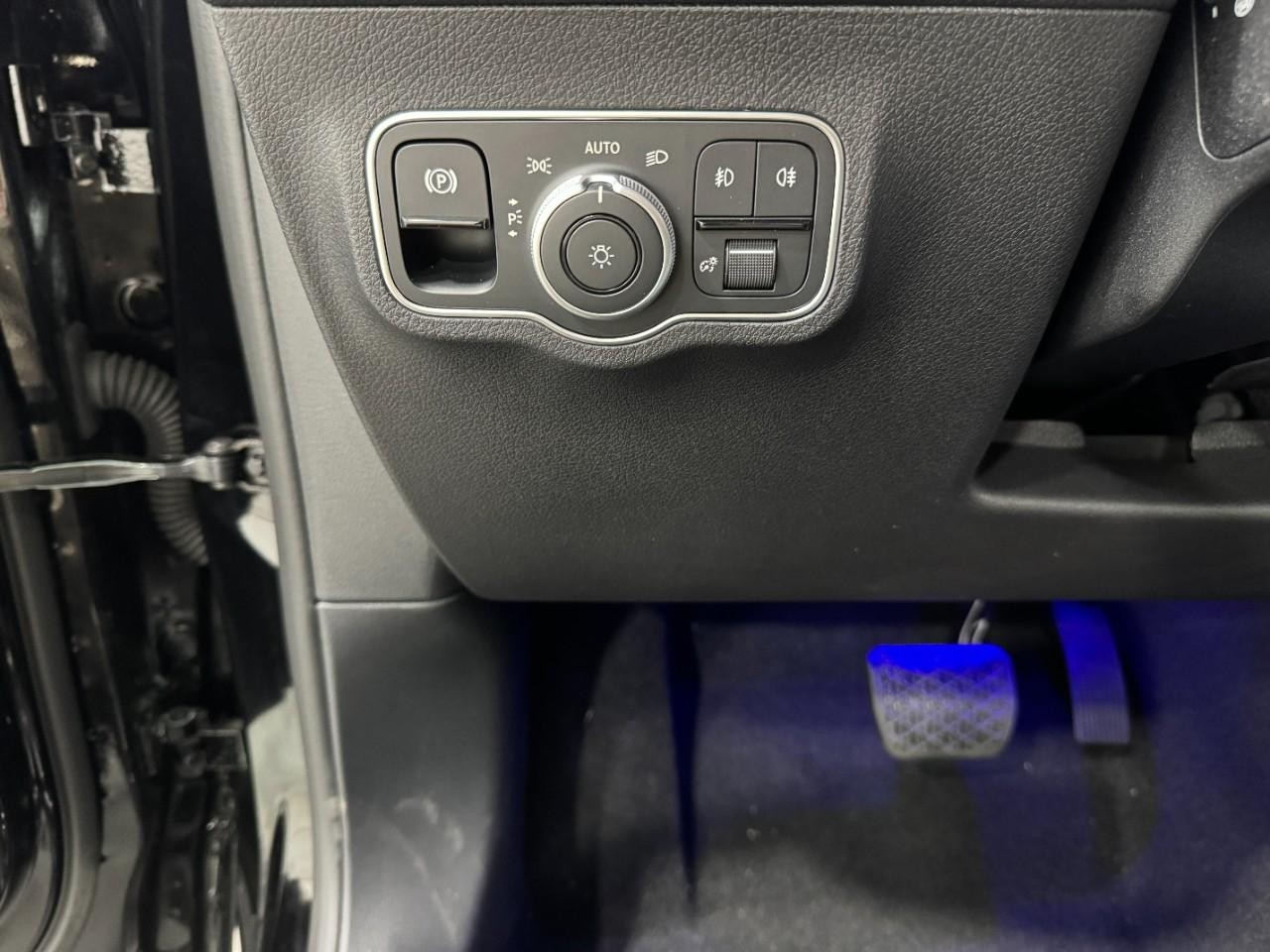 Mercedes-Benz GLB Vehicle Full-screen Gallery Image 33