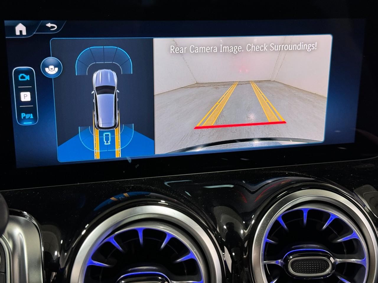 Mercedes-Benz GLB Vehicle Full-screen Gallery Image 38