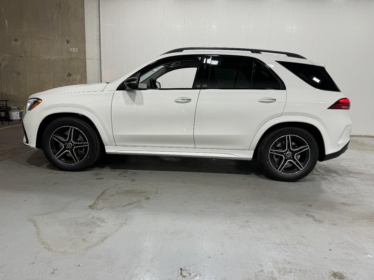 Mercedes-Benz GLE Vehicle Full-screen Gallery Image 2