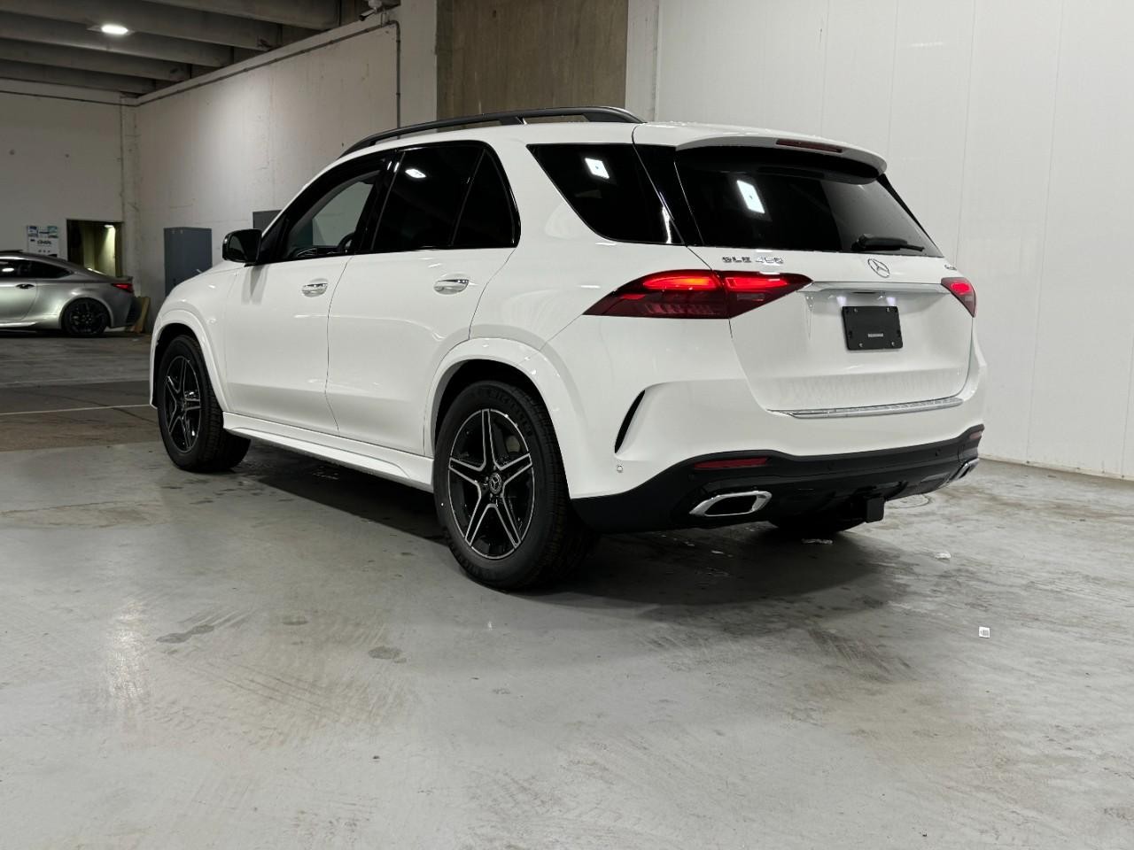 Mercedes-Benz GLE Vehicle Full-screen Gallery Image 3