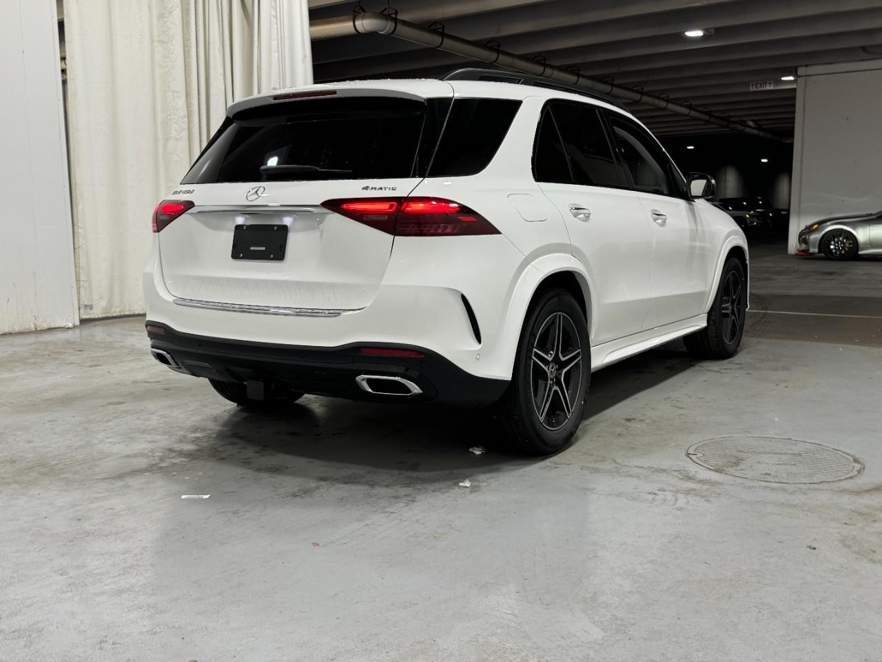 Mercedes-Benz GLE Vehicle Full-screen Gallery Image 4