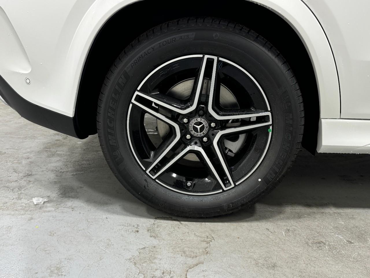 Mercedes-Benz GLE Vehicle Full-screen Gallery Image 5