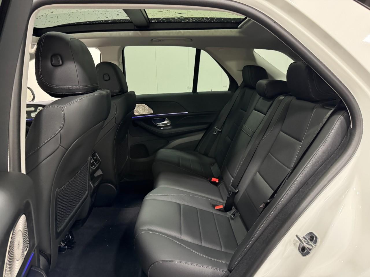 Mercedes-Benz GLE Vehicle Full-screen Gallery Image 8