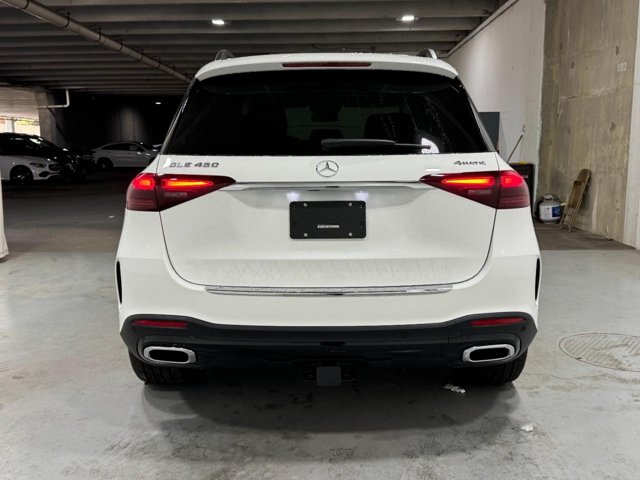 Mercedes-Benz GLE Vehicle Full-screen Gallery Image 9
