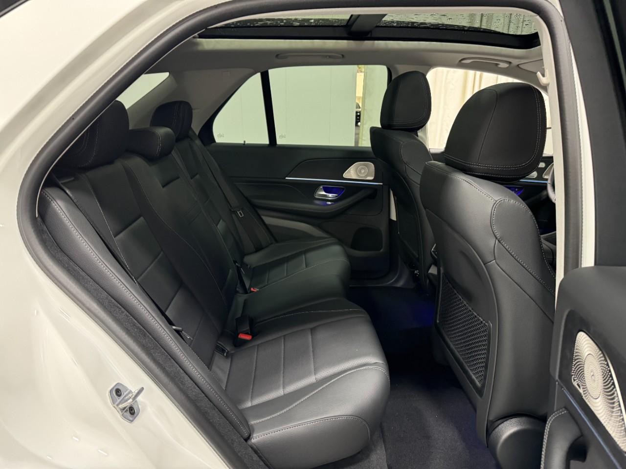 Mercedes-Benz GLE Vehicle Full-screen Gallery Image 10