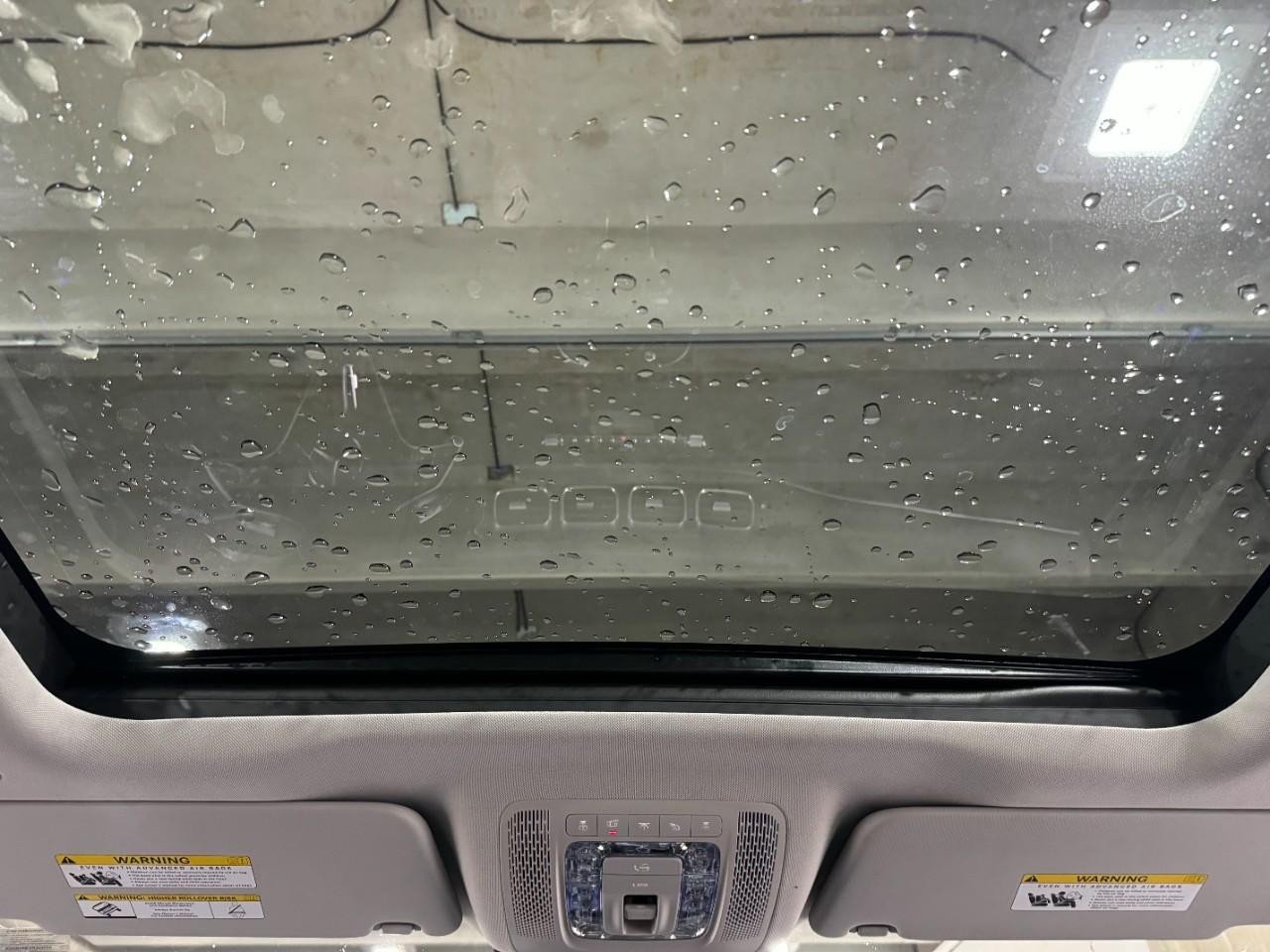 Mercedes-Benz GLE Vehicle Full-screen Gallery Image 11