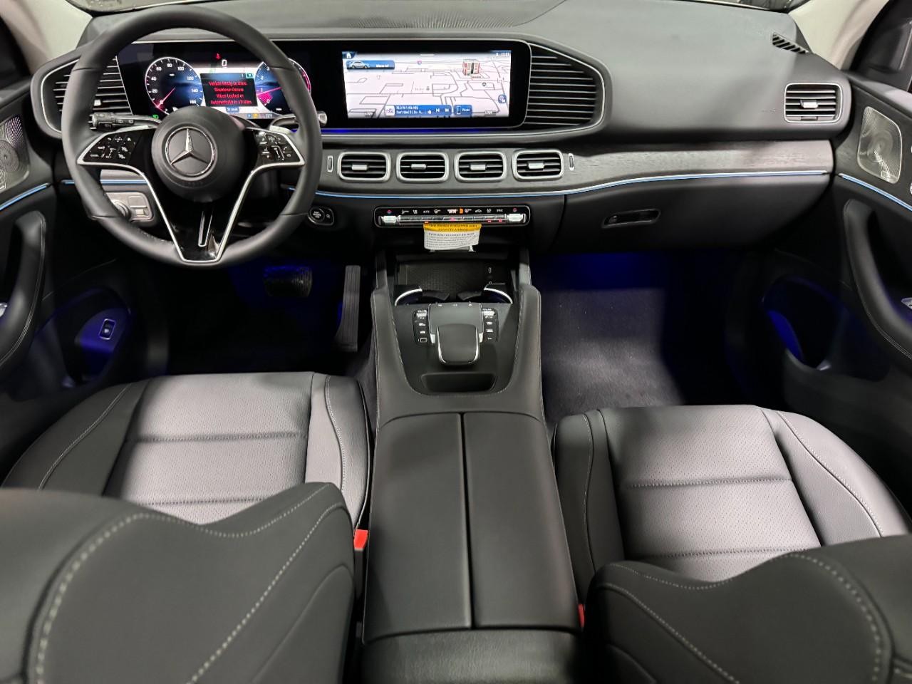 Mercedes-Benz GLE Vehicle Full-screen Gallery Image 12