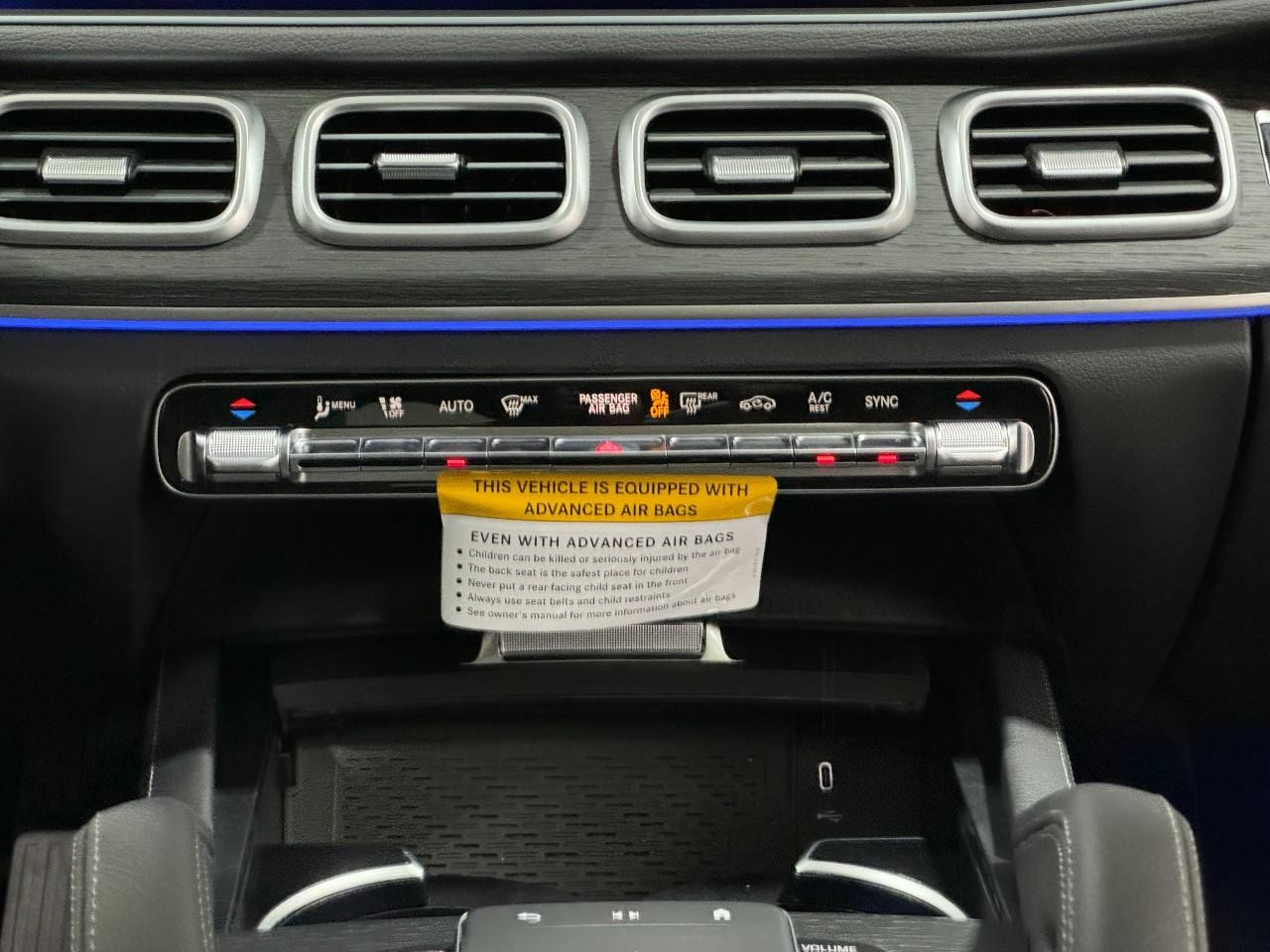 Mercedes-Benz GLE Vehicle Full-screen Gallery Image 15