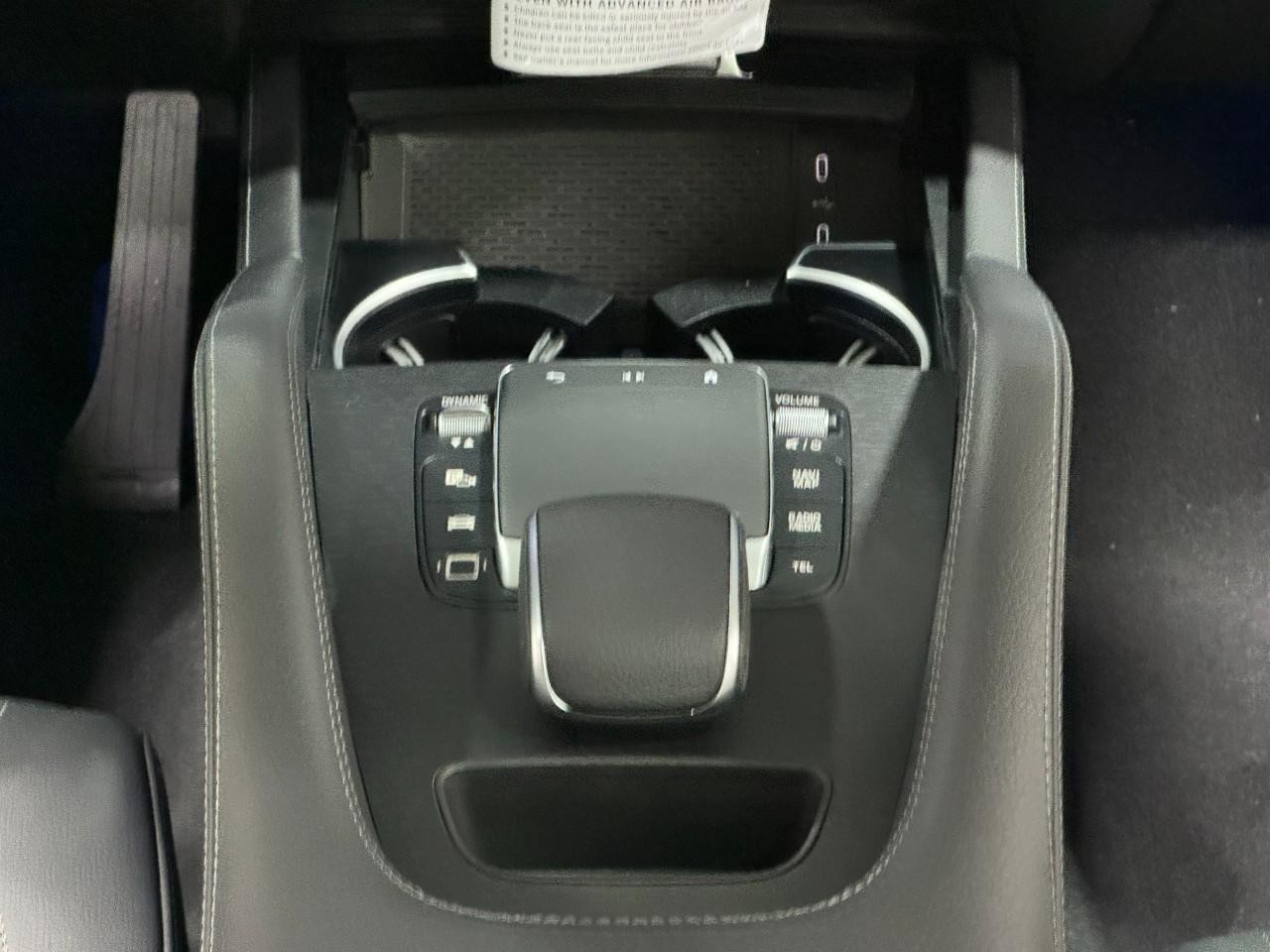 Mercedes-Benz GLE Vehicle Full-screen Gallery Image 16