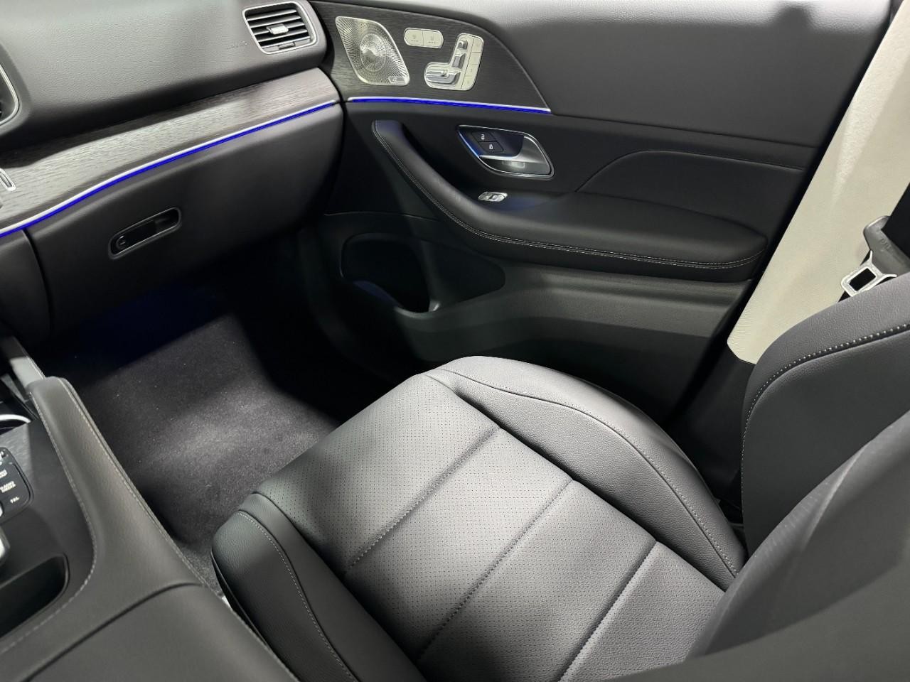 Mercedes-Benz GLE Vehicle Full-screen Gallery Image 17