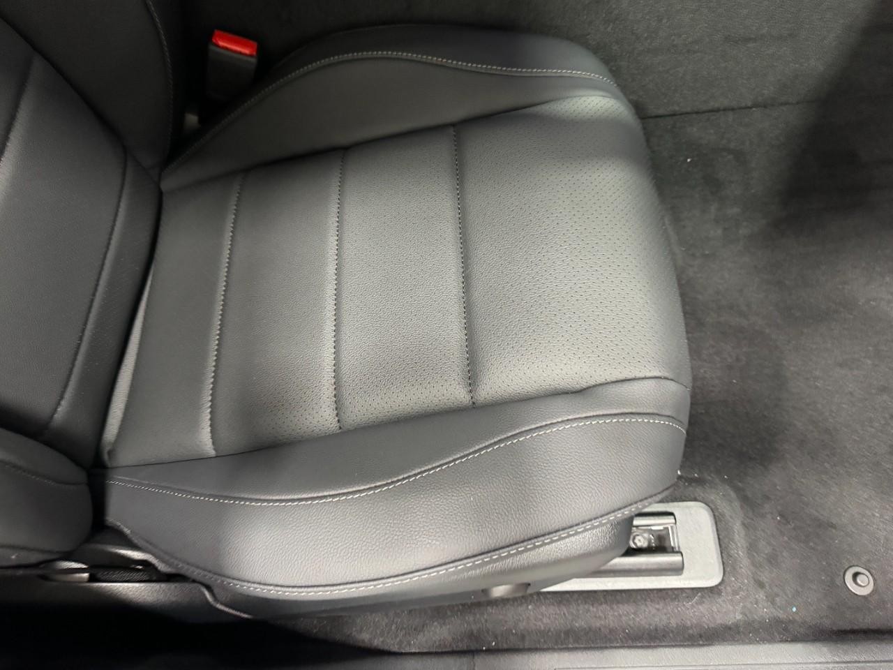 Mercedes-Benz GLE Vehicle Full-screen Gallery Image 19