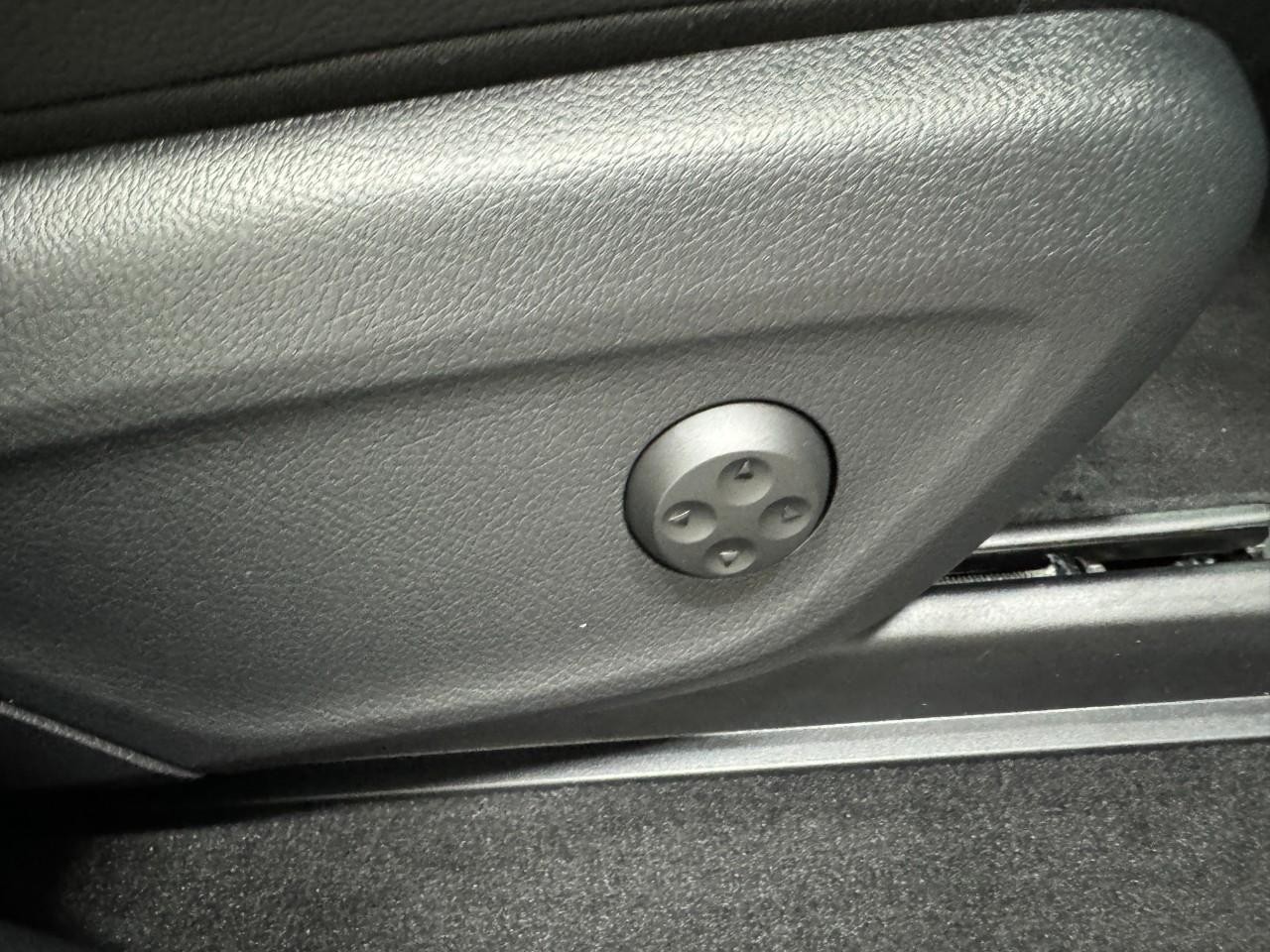 Mercedes-Benz GLE Vehicle Full-screen Gallery Image 20