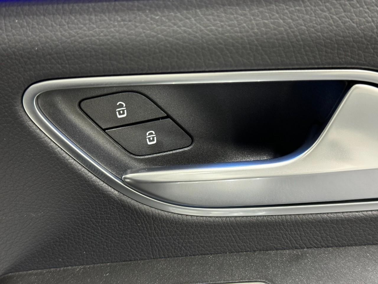 Mercedes-Benz GLE Vehicle Full-screen Gallery Image 22