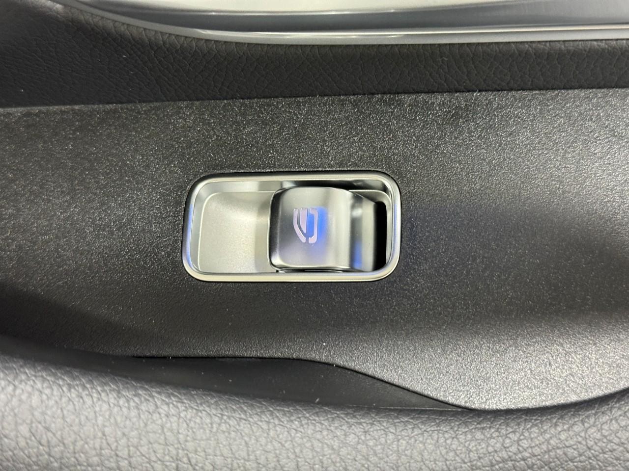 Mercedes-Benz GLE Vehicle Full-screen Gallery Image 23