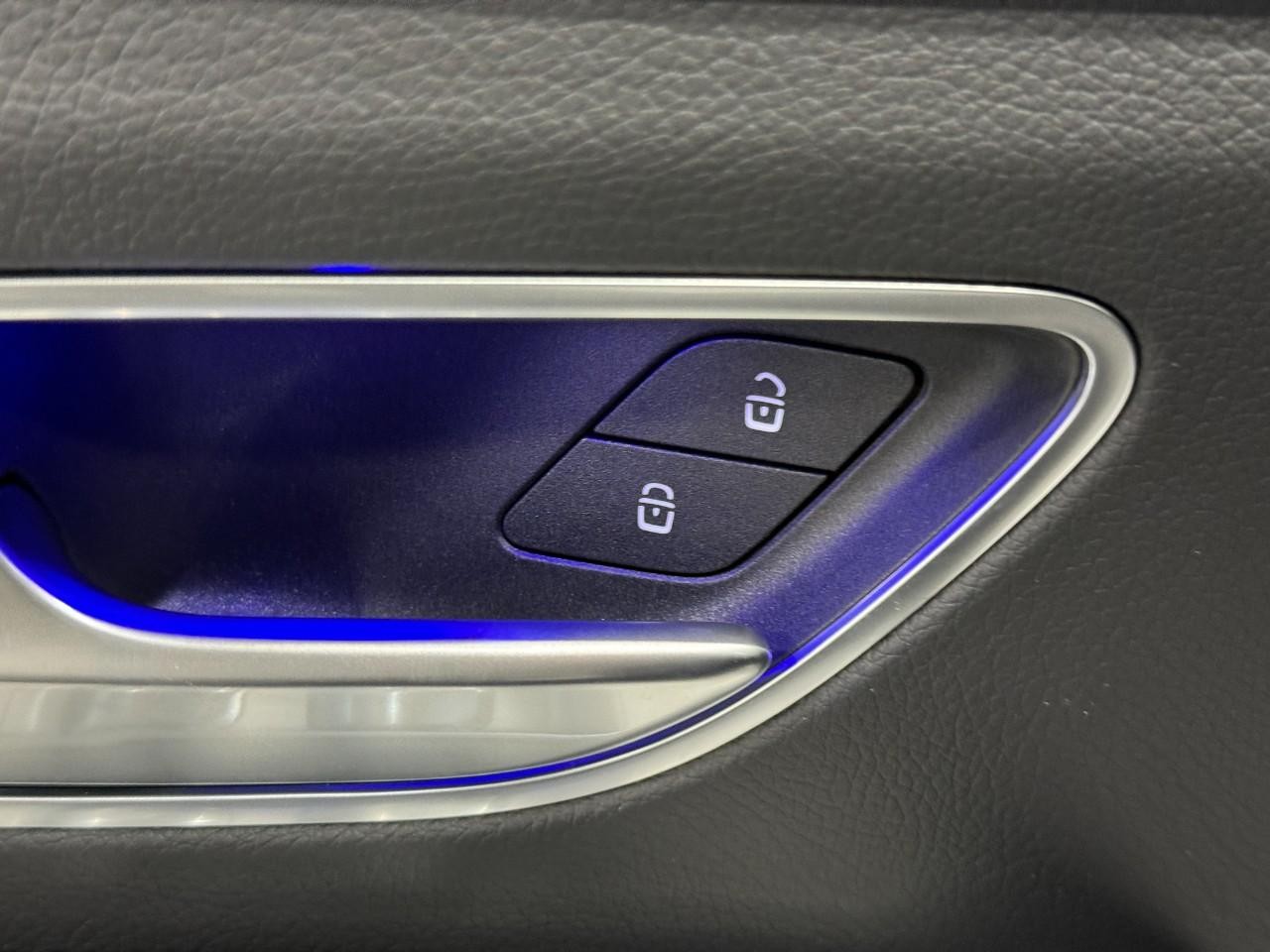 Mercedes-Benz GLE Vehicle Full-screen Gallery Image 26