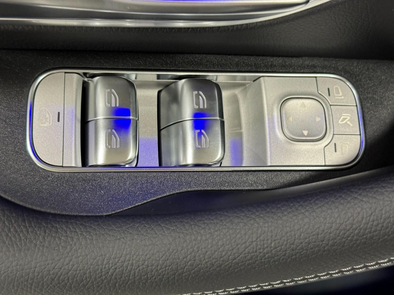 Mercedes-Benz GLE Vehicle Full-screen Gallery Image 27