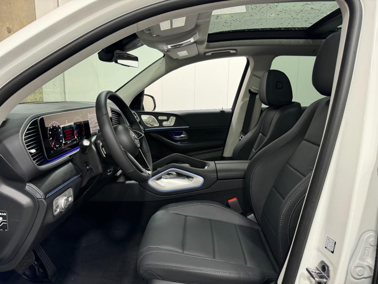 Mercedes-Benz GLE Vehicle Full-screen Gallery Image 29