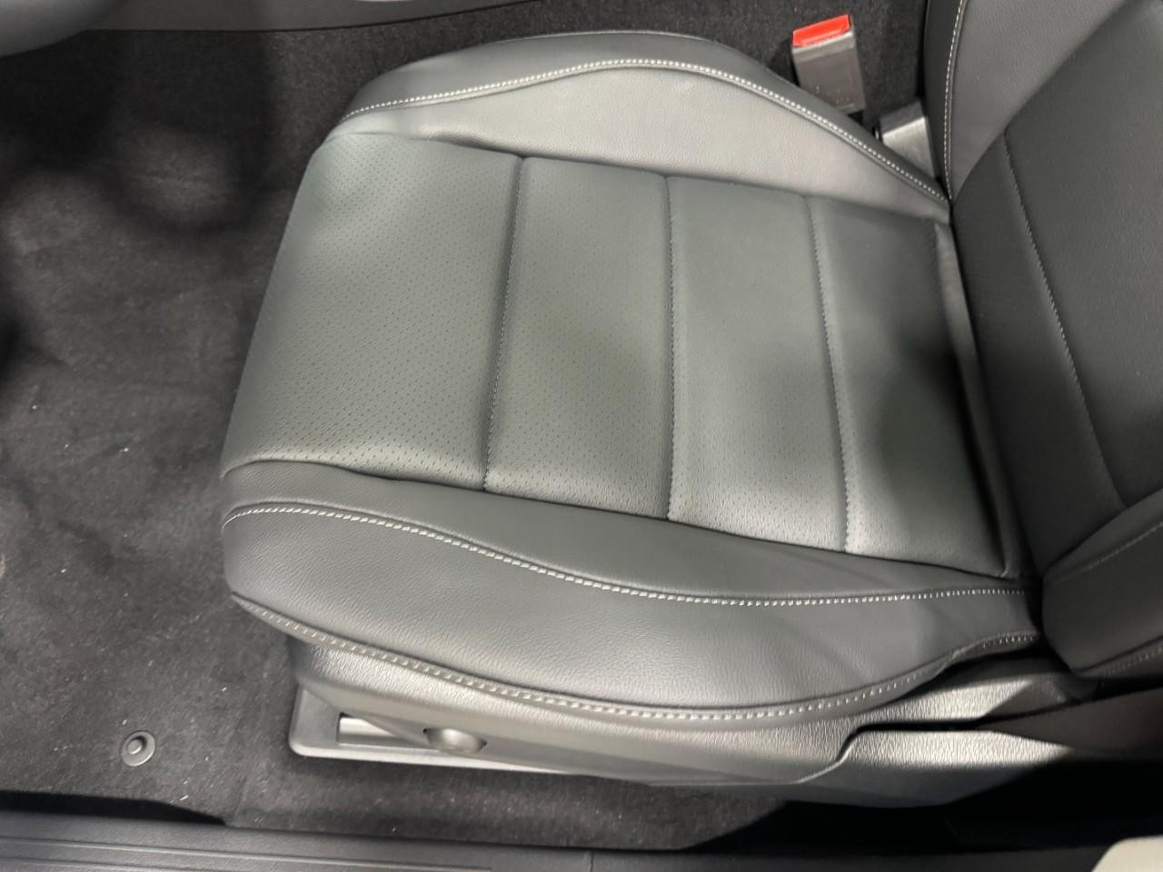 Mercedes-Benz GLE Vehicle Full-screen Gallery Image 30