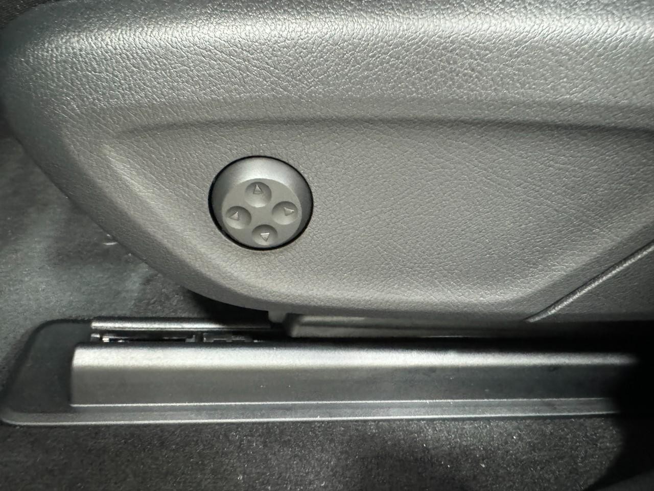 Mercedes-Benz GLE Vehicle Full-screen Gallery Image 31