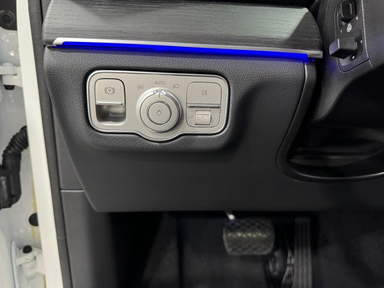 Mercedes-Benz GLE Vehicle Full-screen Gallery Image 32