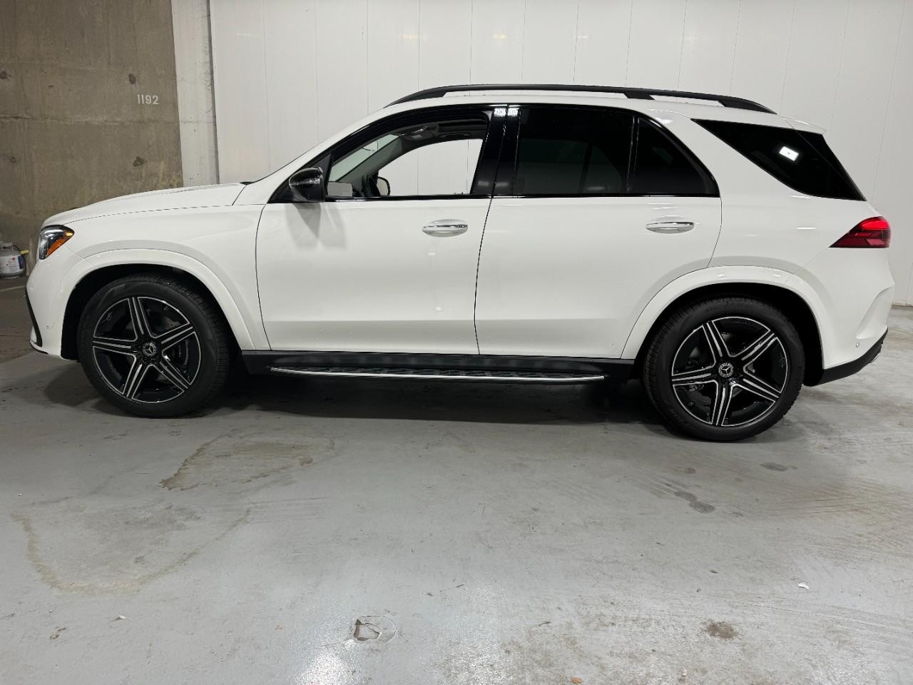 Mercedes-Benz GLE Vehicle Full-screen Gallery Image 2