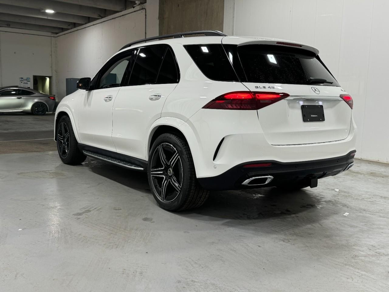 Mercedes-Benz GLE Vehicle Full-screen Gallery Image 3