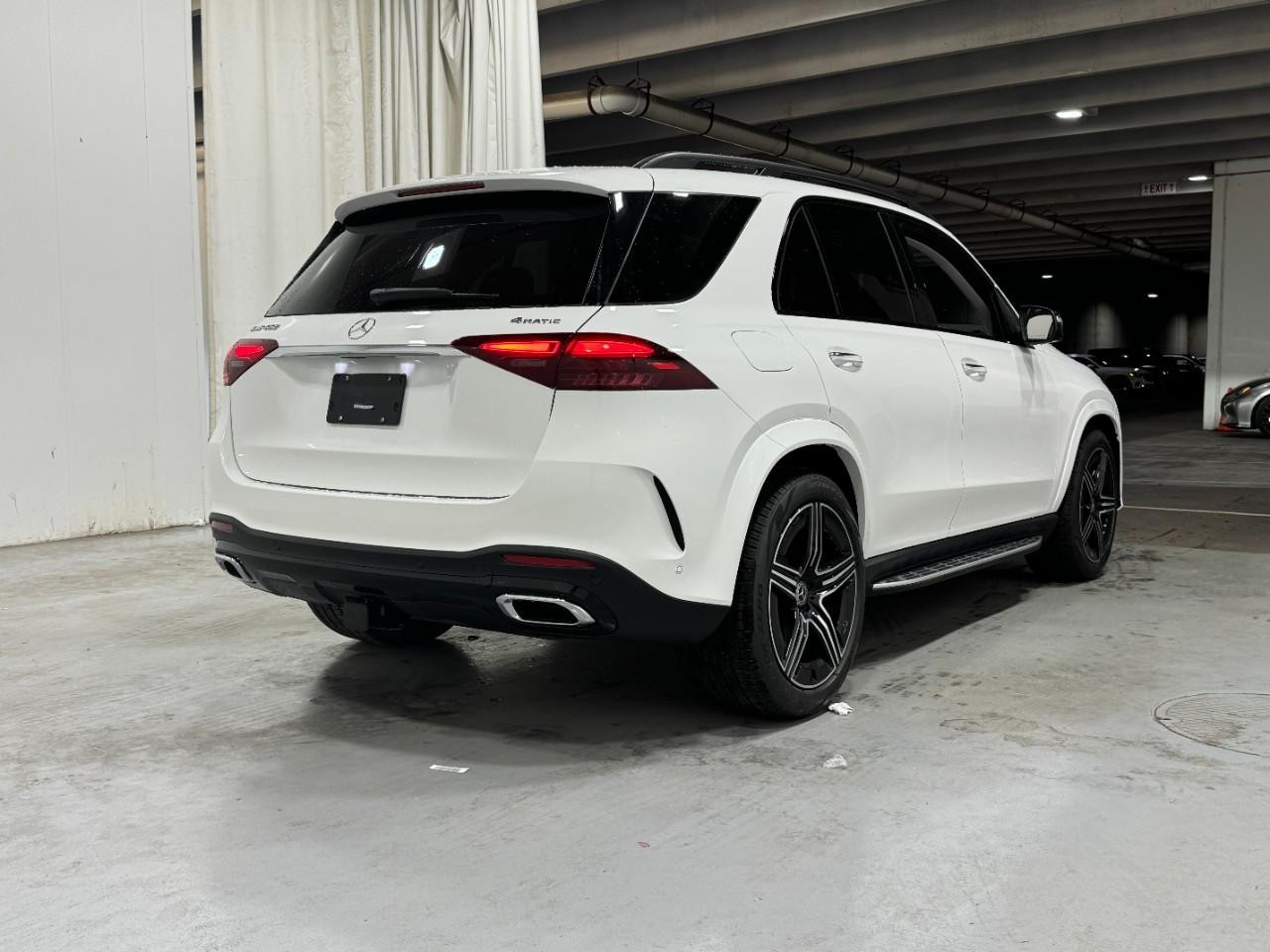 Mercedes-Benz GLE Vehicle Full-screen Gallery Image 4