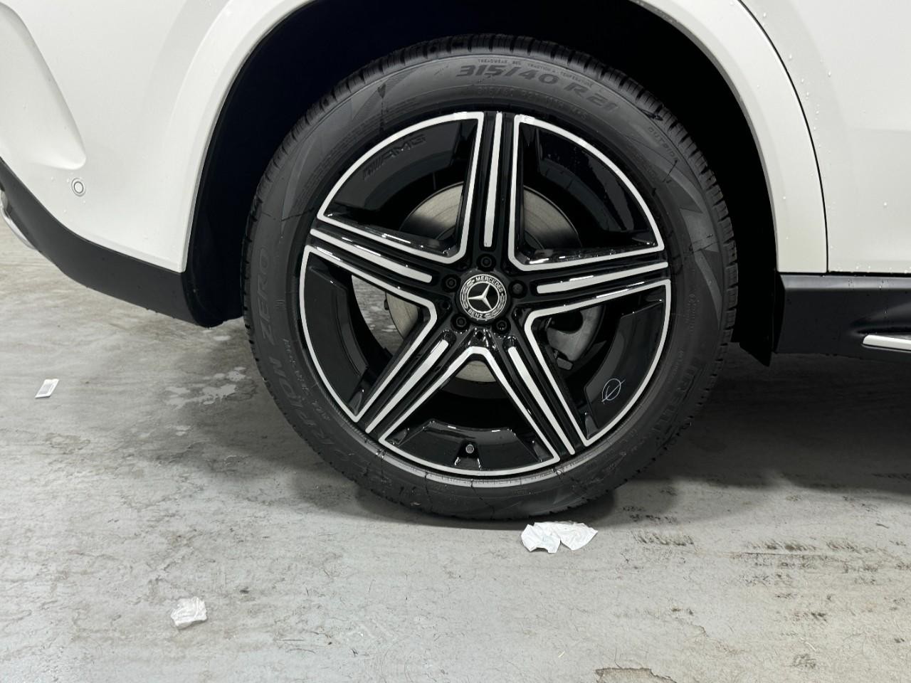 Mercedes-Benz GLE Vehicle Full-screen Gallery Image 5