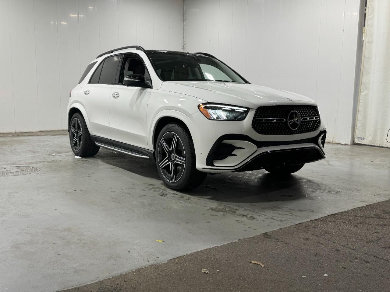 Mercedes-Benz GLE Vehicle Full-screen Gallery Image 6