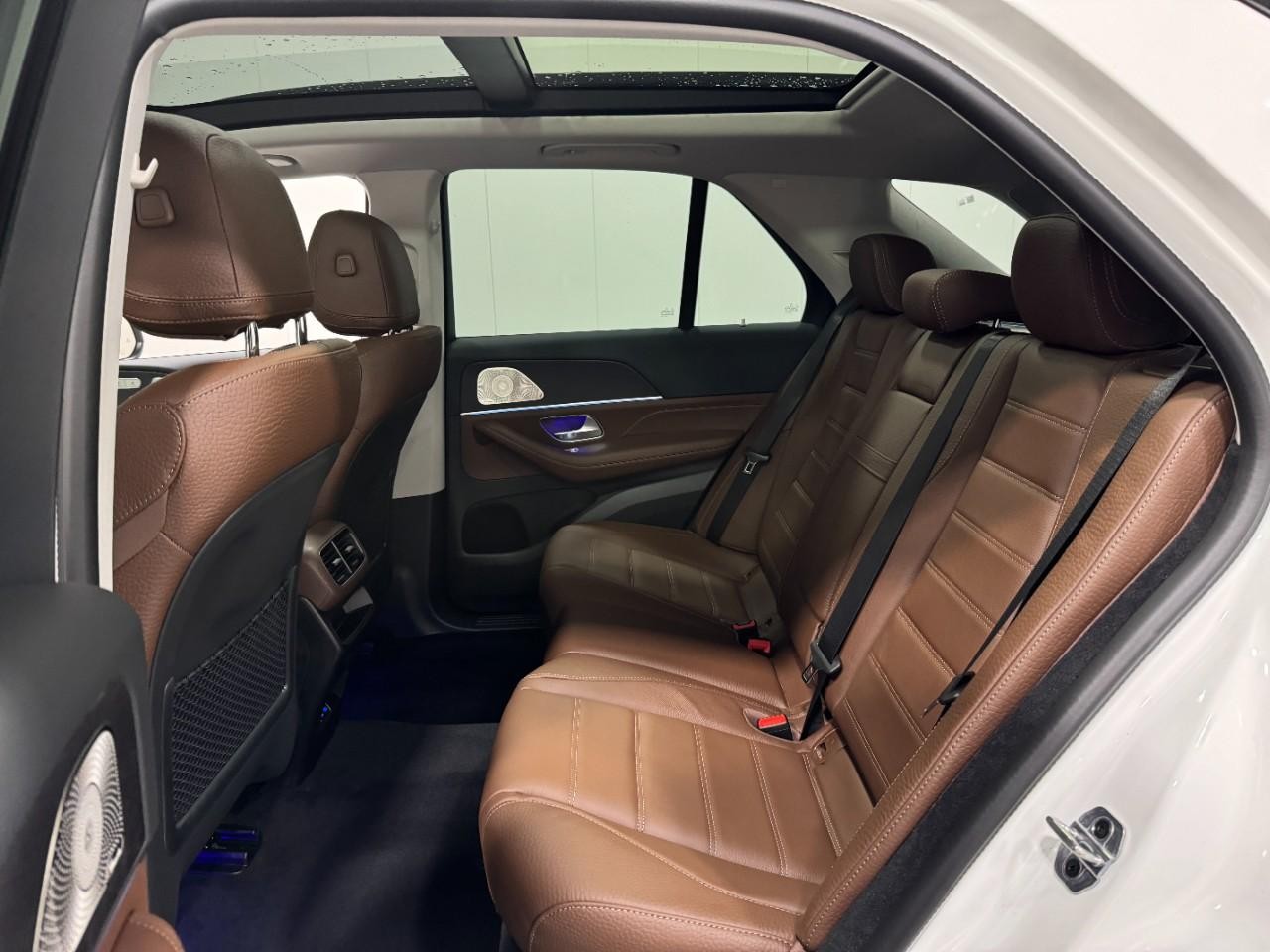 Mercedes-Benz GLE Vehicle Full-screen Gallery Image 8