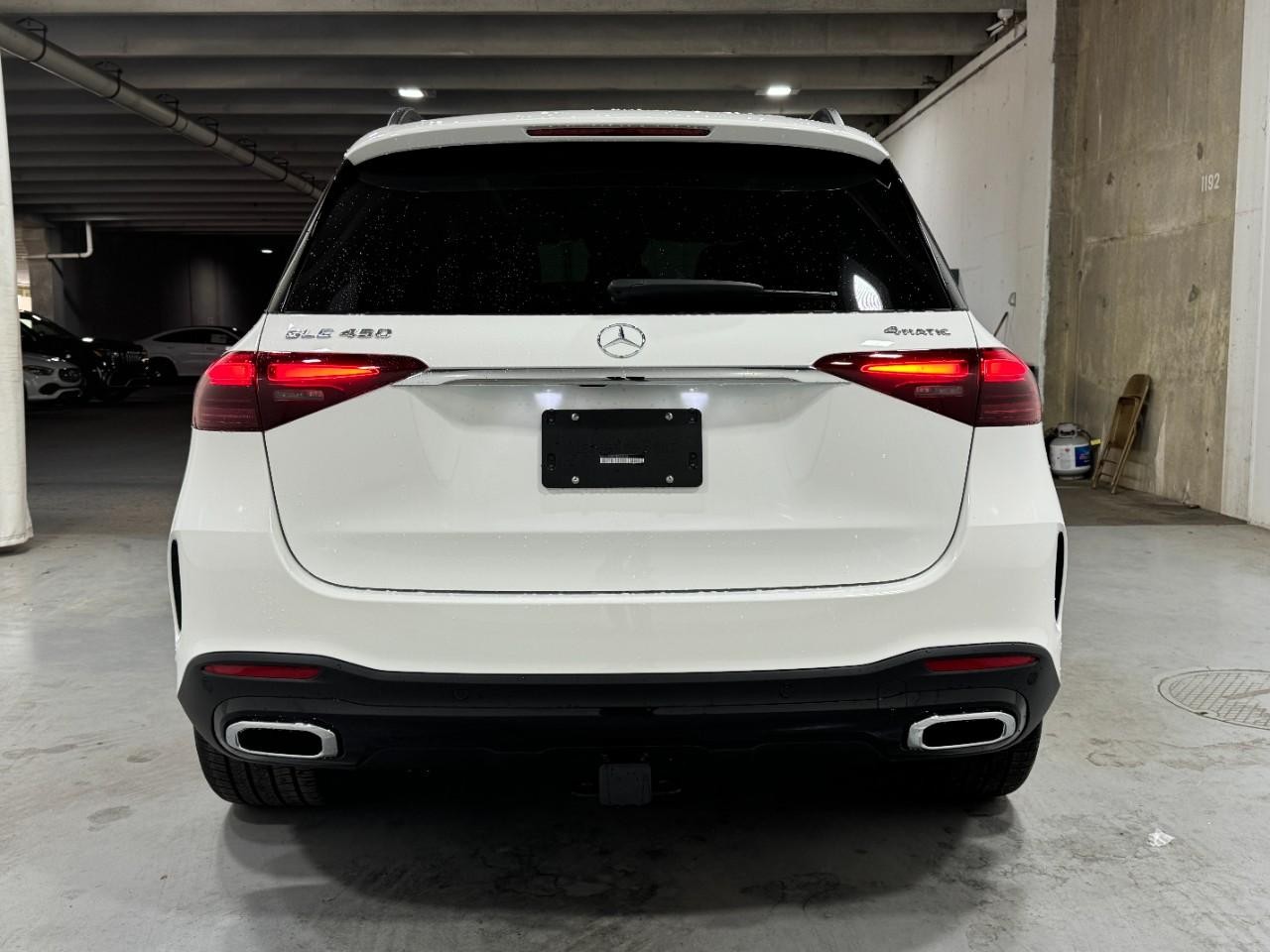 Mercedes-Benz GLE Vehicle Full-screen Gallery Image 9