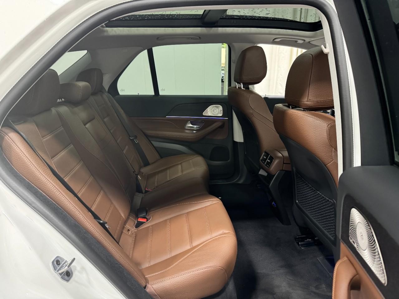 Mercedes-Benz GLE Vehicle Full-screen Gallery Image 10