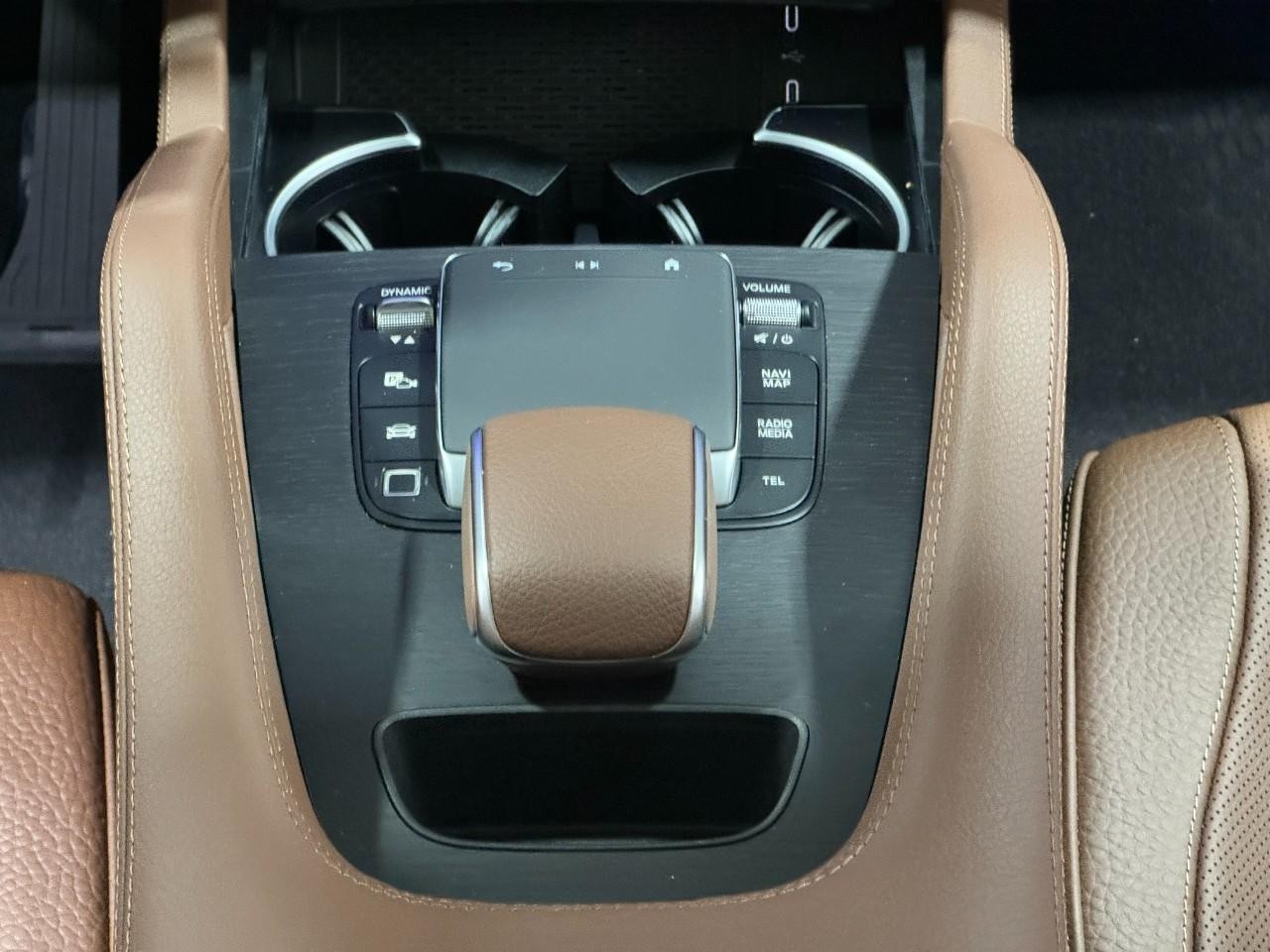 Mercedes-Benz GLE Vehicle Full-screen Gallery Image 16