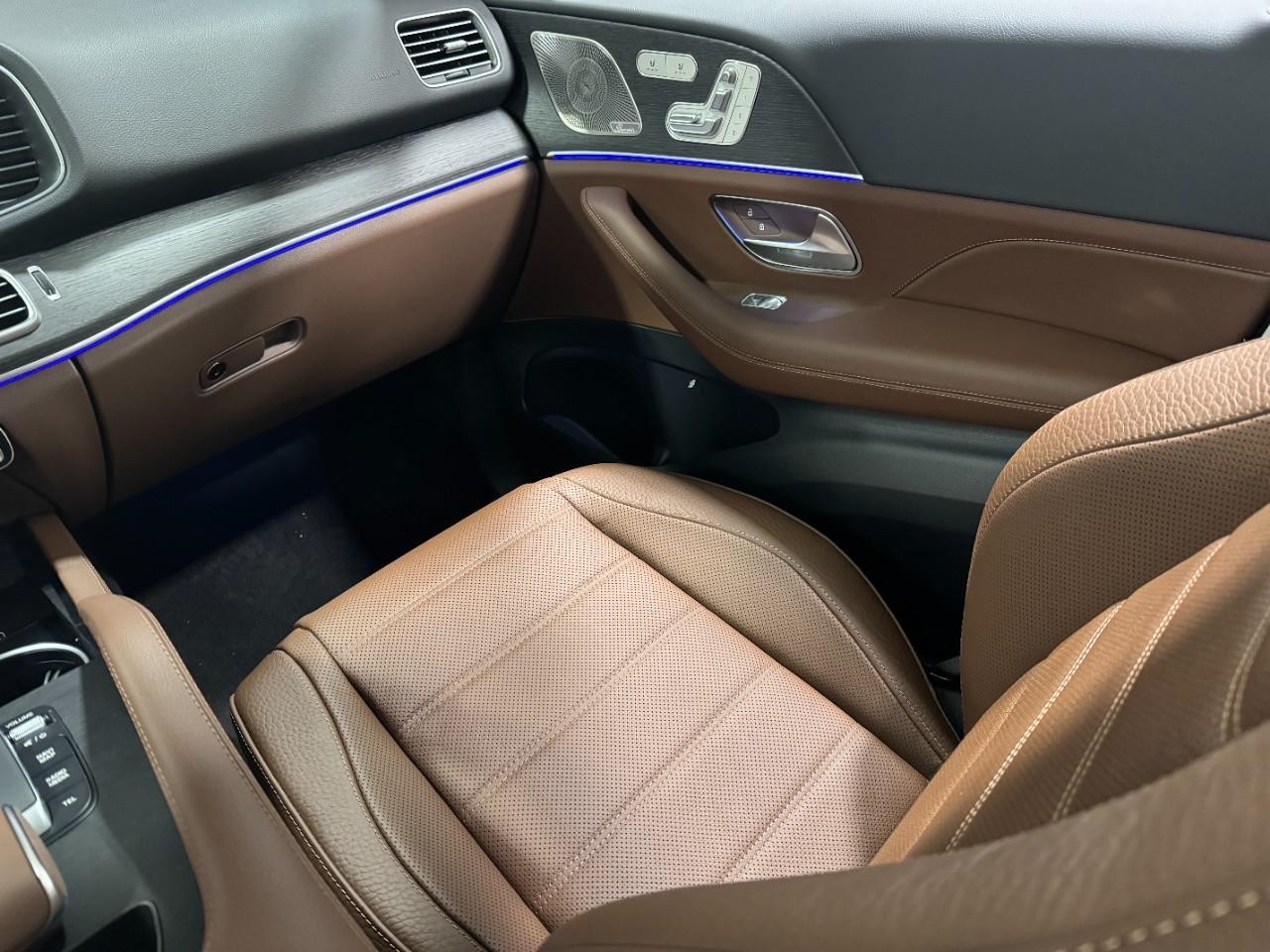 Mercedes-Benz GLE Vehicle Full-screen Gallery Image 17