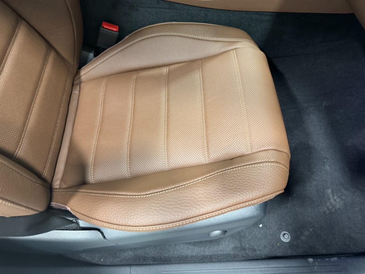 Mercedes-Benz GLE Vehicle Full-screen Gallery Image 19