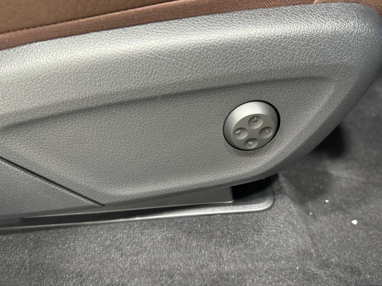 Mercedes-Benz GLE Vehicle Full-screen Gallery Image 20